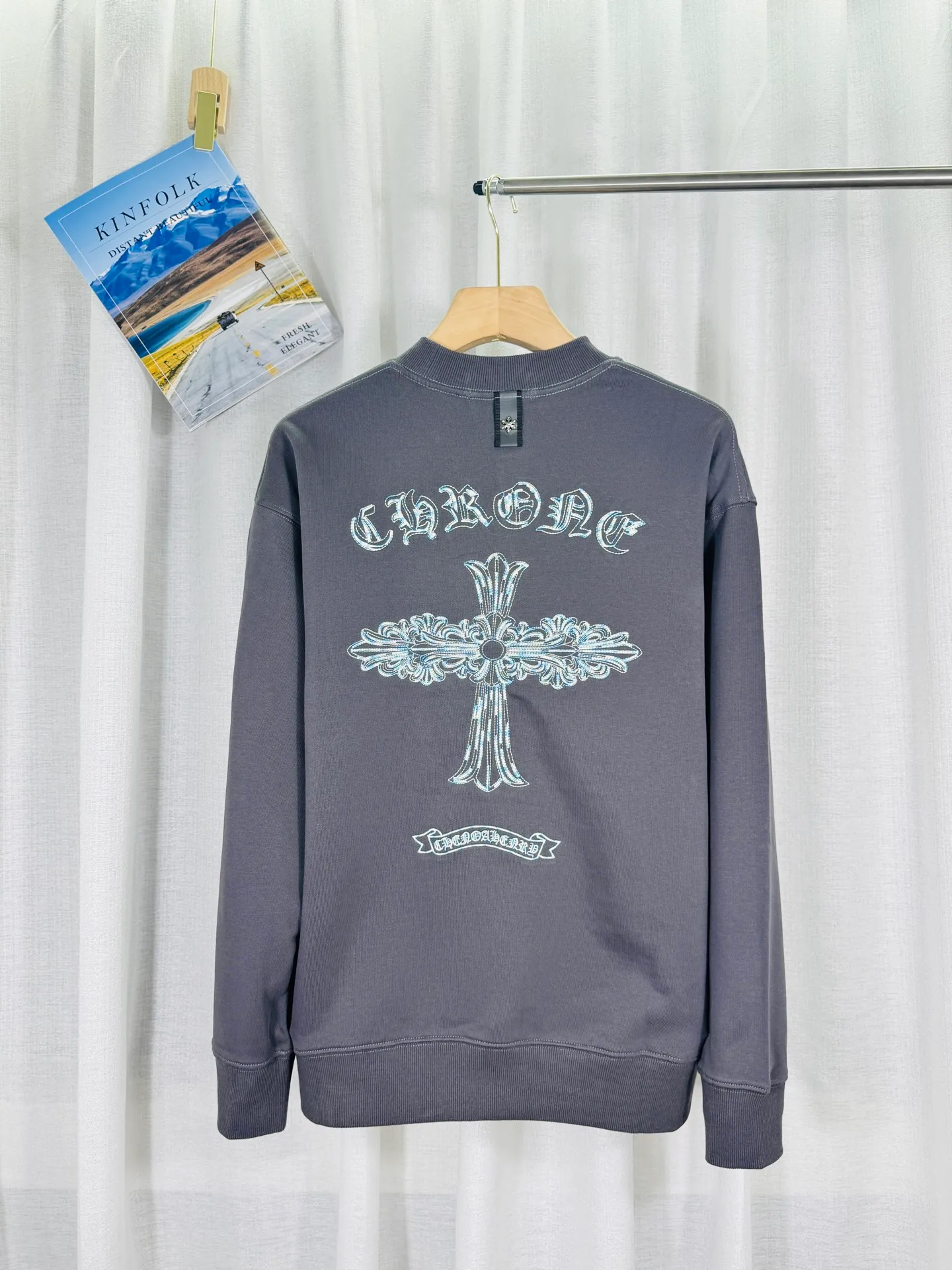 P240 top version, real shot without P, ​​different from market currency) 𝗖𝗵𝗿𝗼𝗺𝗲 𝗛𝗲𝗮𝗿𝘁𝘀/Cro Heart 2025 washed patch embroidery autumn and winter new original single counter American laser burnt 3D three-dimensional color embroidered couple casual sweatshirt 👑The highest version! Customized fabric 430g tripe terry fabric! American acid-washed and distressed original fabric laser burnt ✟appliqué embroidery and exquisite embroidery of letters! The best-selling model in the counter, very comfortable to wear. Accessories: original molded and authenticated collar label➕100% silk wash label. Genuine purchase-grade original hangtag➕matching hanging rope➕3D hanging beads➕original packaging bag. Craftsmanship: The original version has consistent wiring! The highest version of the armhole matching technique! Color: Gray Black Size: S M L XL Style No.: 9302